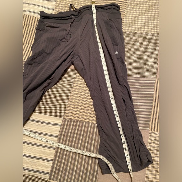Lululemon dance studio crops size 10 - Picture 3 of 5